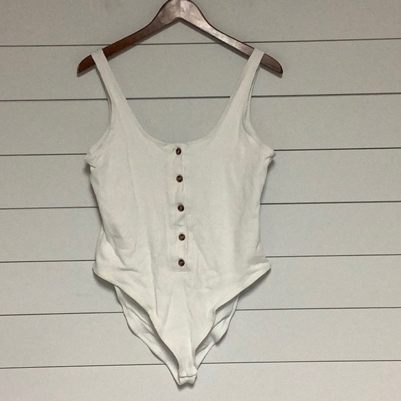 Good American Ribbed Sleeveless Bodysuit - Picture 1 of 13